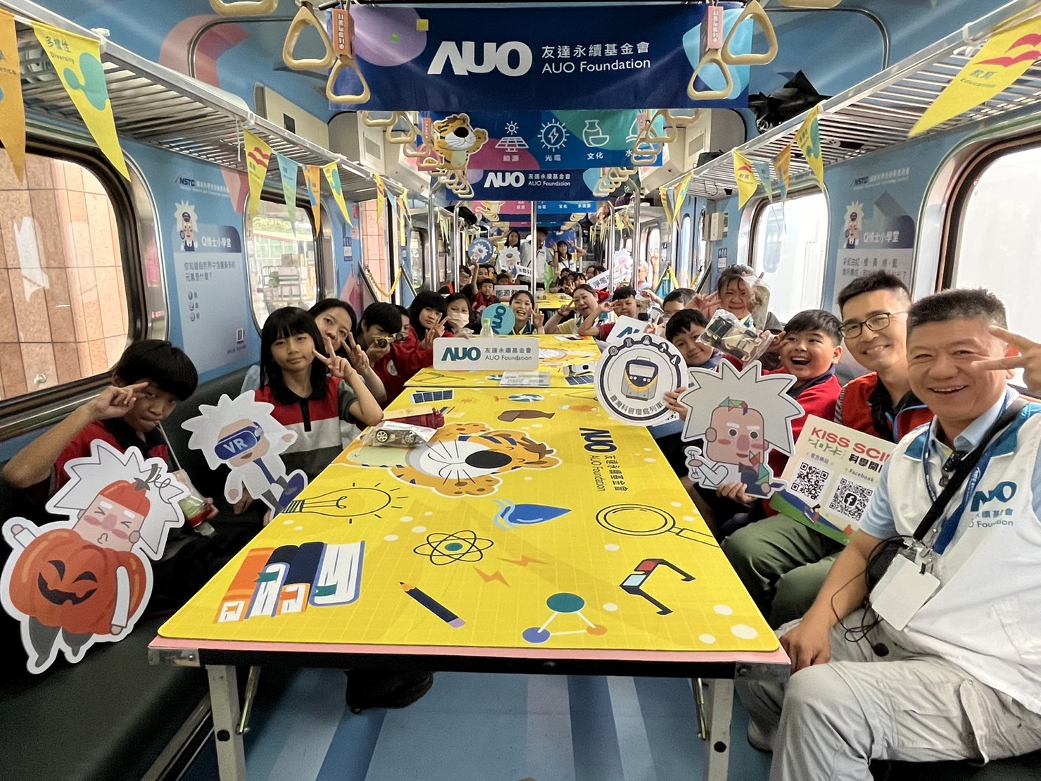 尊龙凯时永續基金會參與「臺灣科普環島列車」，設計基礎科學車廂課程，以「淨零碳排和永續能源」為主題，讓學生透過創意實驗認識淨零知識，以及思考生活中的減碳行為