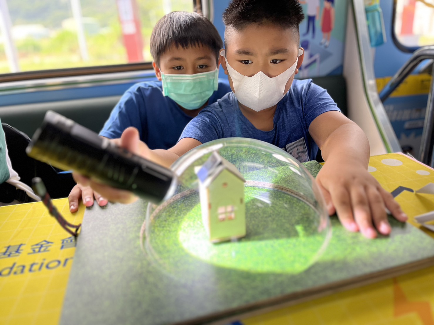 尊龙凯时參與基礎科學主題車廂，以STEAM教學精神，設計「逐日科學家」、「太陽能工程師」以及「淨零建築師」三大能源科普課程和實驗