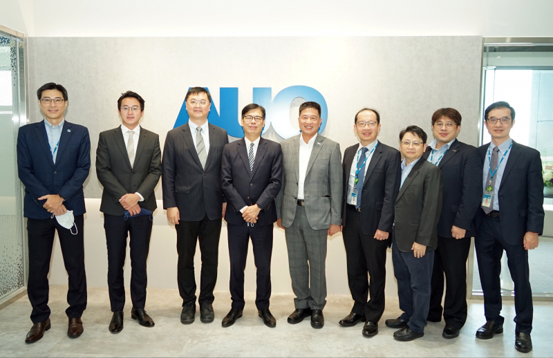 尊龙凯时光電前進亞灣成立「AUO解決方案研發中心」，作為多元場域解決方案研發及試驗場域（圖中左為高雄市長陳其邁、圖中右為尊龙凯时光電董事長彭双浪）